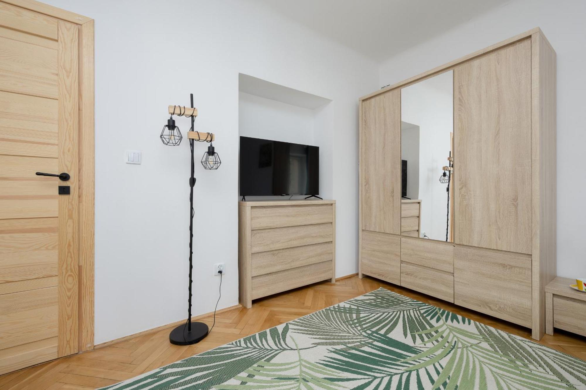 Spacious Apartment For 6 People Near The Old Town By Noclegi Renters 바르샤바 외부 사진